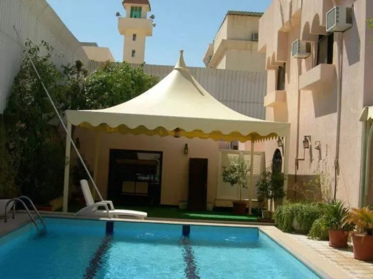 تركيب مظلات هرمية في حي الفلاح بالرياض 