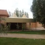 تركيب مظلات هرمية في حي الفلاح بالرياض 