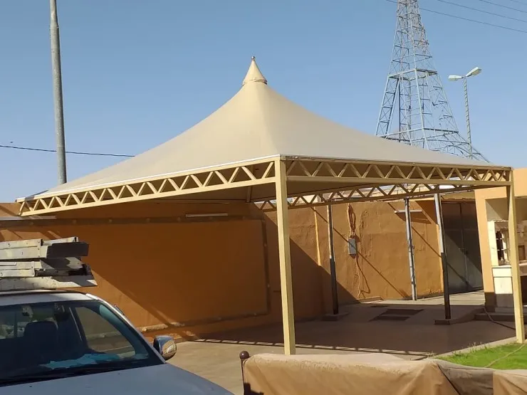 تركيب مظلات هرمية في حي الفلاح بالرياض 
