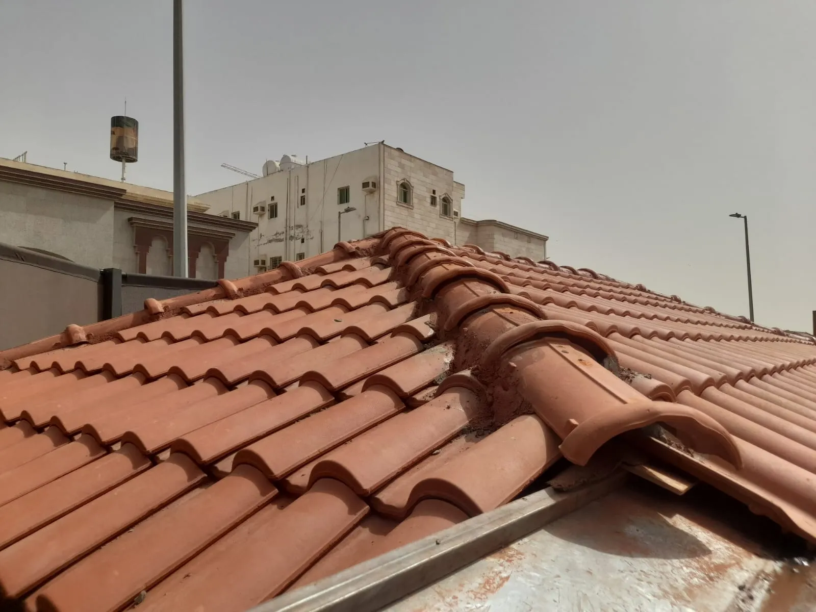 تركيب قرميد لأسطح للملاحق الخارجية حي المزاحمية 