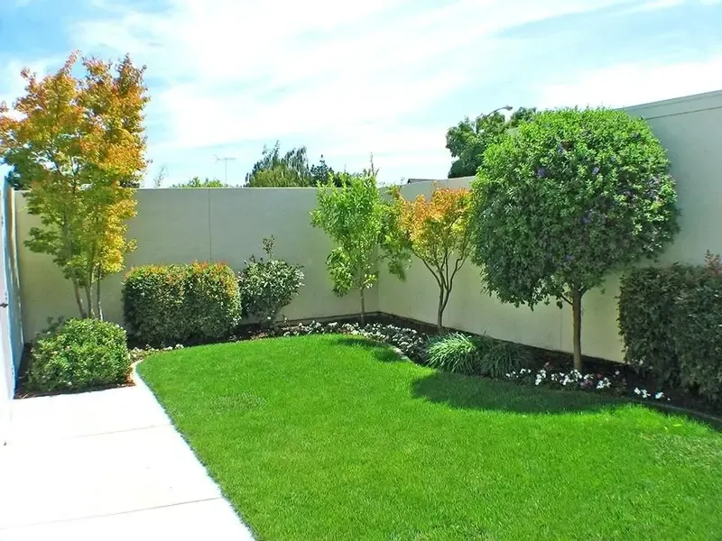 اجمل تركيب عشب صناعي لتنسيق حدائق الرياض 