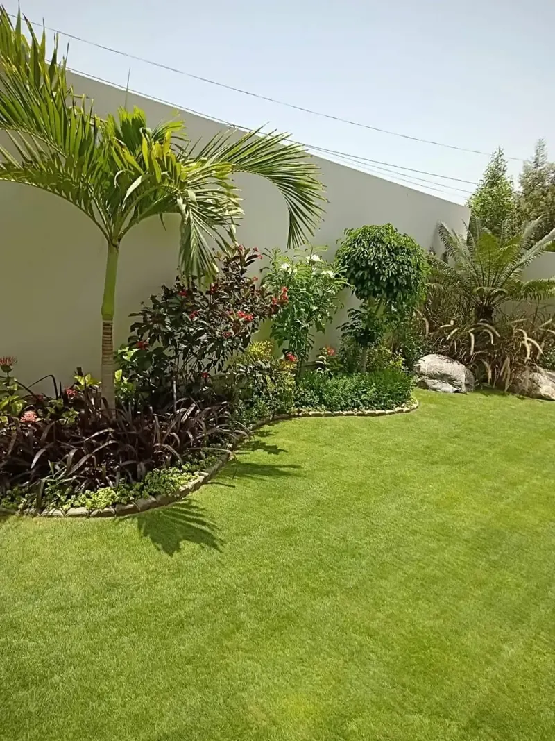 اجمل تركيب عشب صناعي لتنسيق حدائق الرياض 