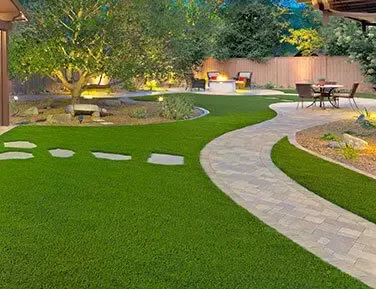 اجمل تركيب عشب صناعي لتنسيق حدائق الرياض 