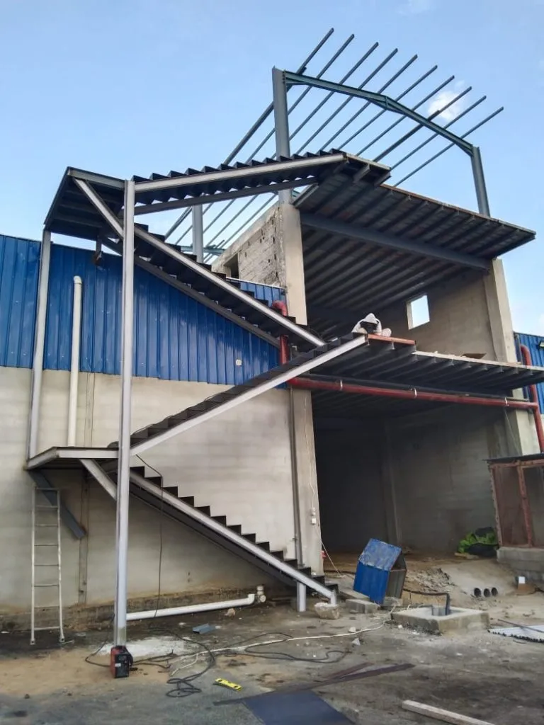 مقاول تركيب هناجر ومستودعات الساندويتش بانل 2026