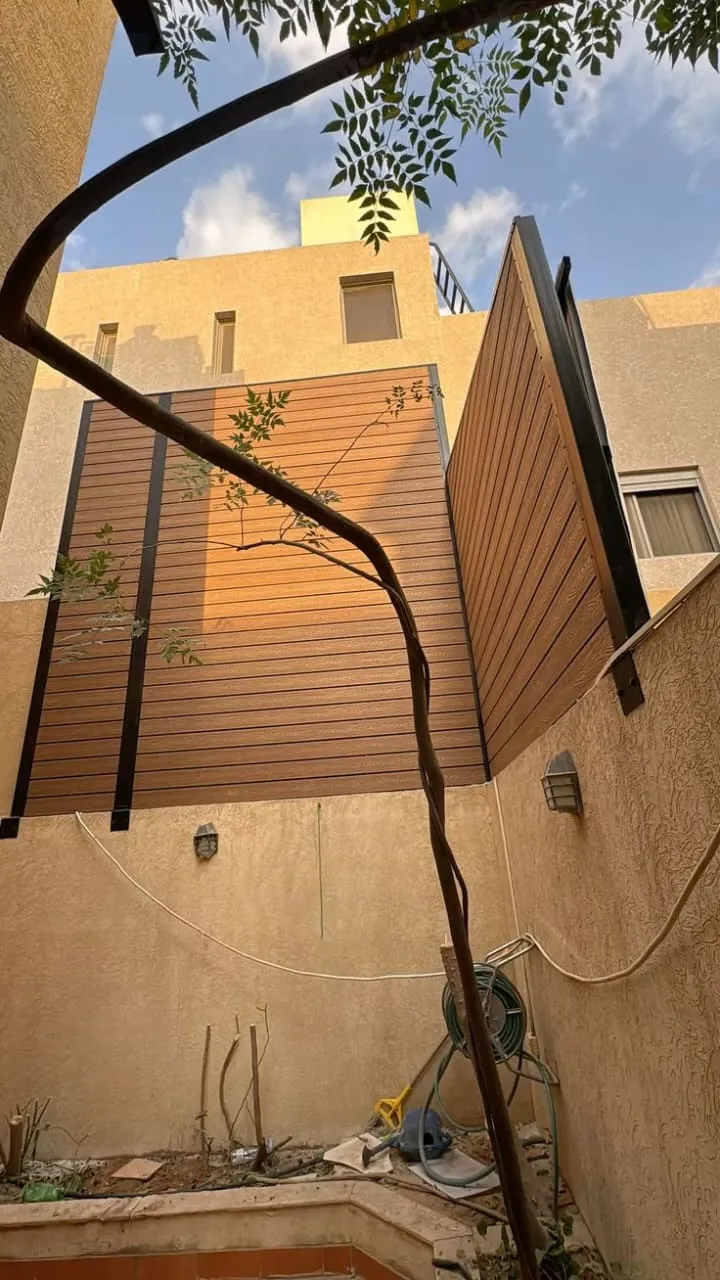 سواتر بديل الخشب بالرياض: جمال الخشب ومتانة المستقبل