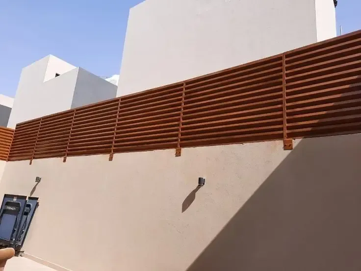 سواتر بديل الخشب بالرياض: جمال الخشب ومتانة المستقبل