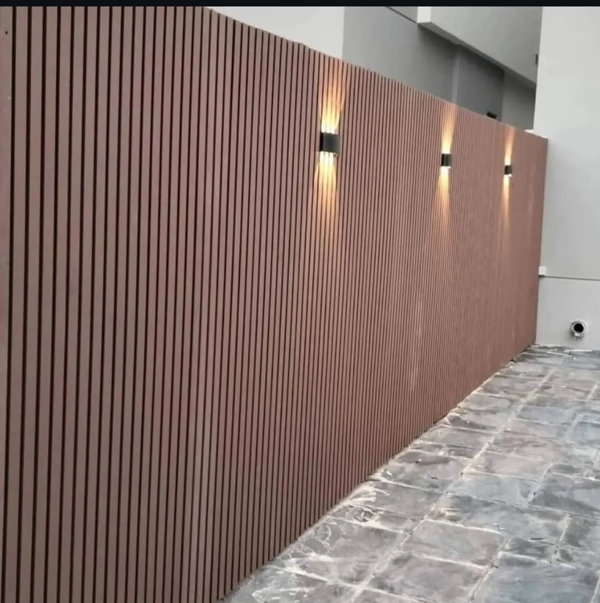 سواتر بديل الخشب بالرياض: جمال الخشب ومتانة المستقبل