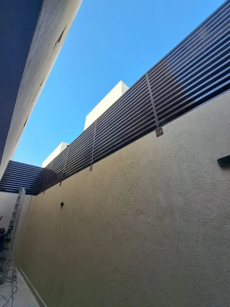 سواتر بديل الخشب بالرياض: جمال الخشب ومتانة المستقبل