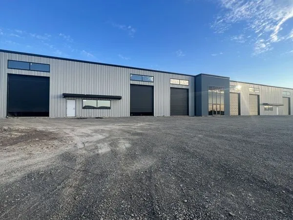 تركيب هناجر ساندوتش بانل: حلول عصرية ومتينة لتلبية احتياجاتك