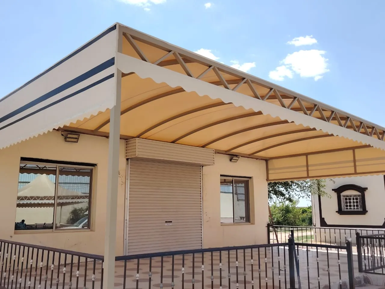 تركيب مظلات حي الملقا: الحل الأمثل لحماية المساحات المفتوحة