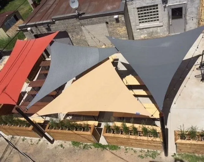 تحويل الفناء إلى واحة بالرياض:للمظلات والحدائق وتنسيق حدائق 