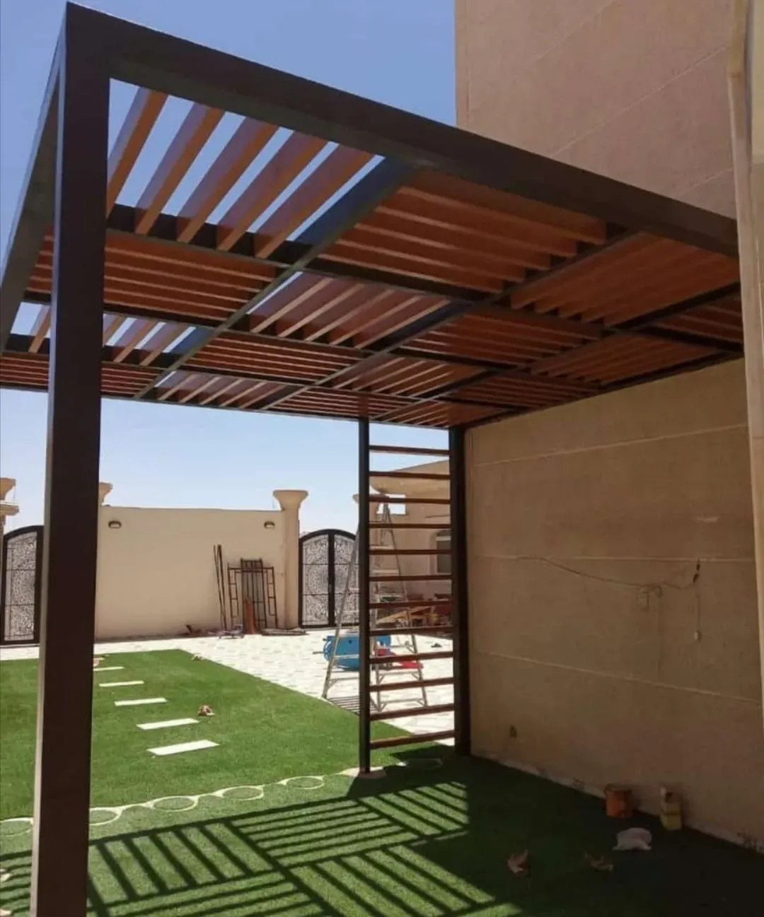 حداد مظلات مداخل فلل في شمال الرياض: تصاميم مودرن