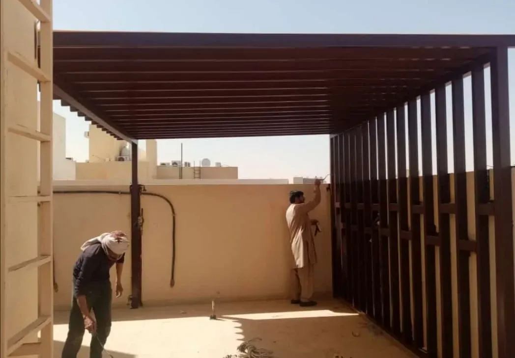 حداد مظلات مداخل فلل في شمال الرياض: تصاميم مودرن