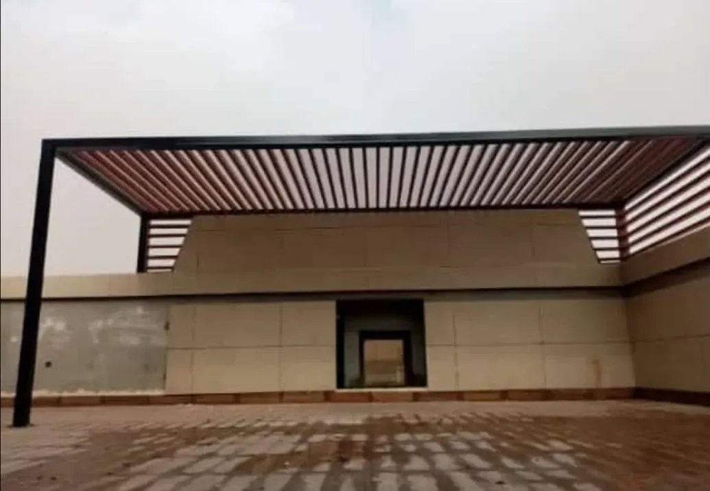 حداد مظلات مداخل فلل في شمال الرياض: تصاميم مودرن