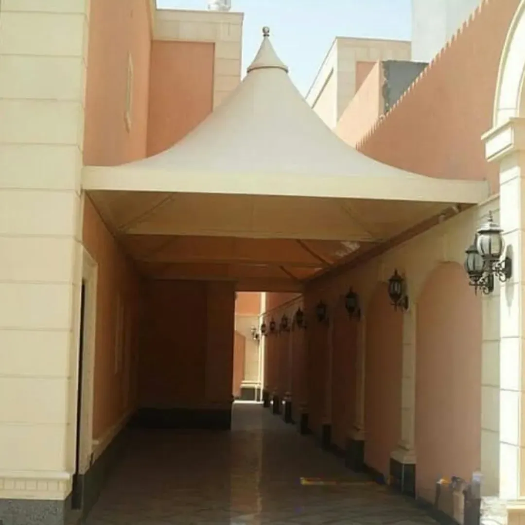 تركيب مظلات جلد هرمية في شمال الرياض: الجودة والمتانة 