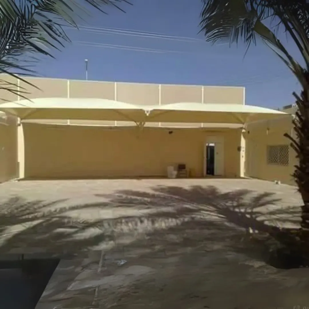 تركيب مظلات جلد هرمية في شمال الرياض: الجودة والمتانة 