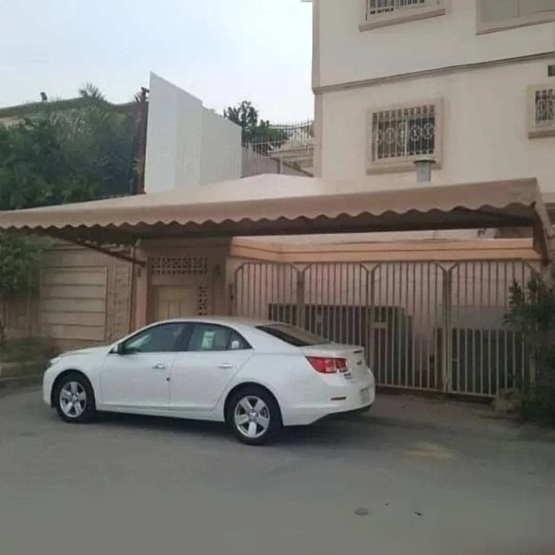 تركيب مظلات جلد هرمية في شمال الرياض: الجودة والمتانة 